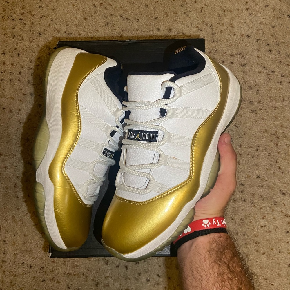 Air Jordan 11 low closing ceremony size 9 with box